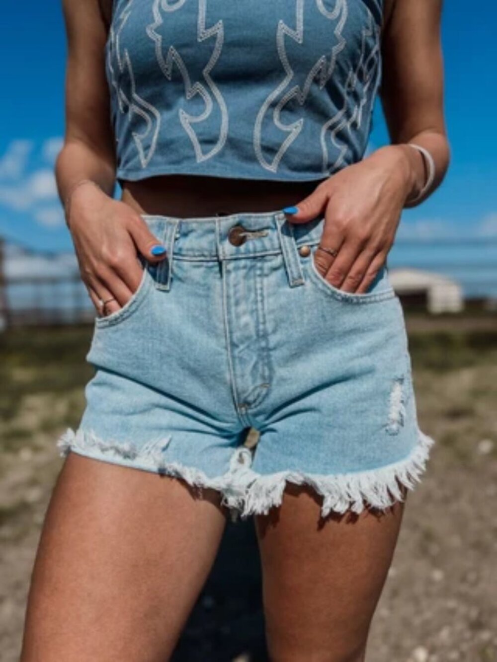 Wrangler Women’s Reworked Light Blue Distressed Frayed Hem Denim Shorts 29